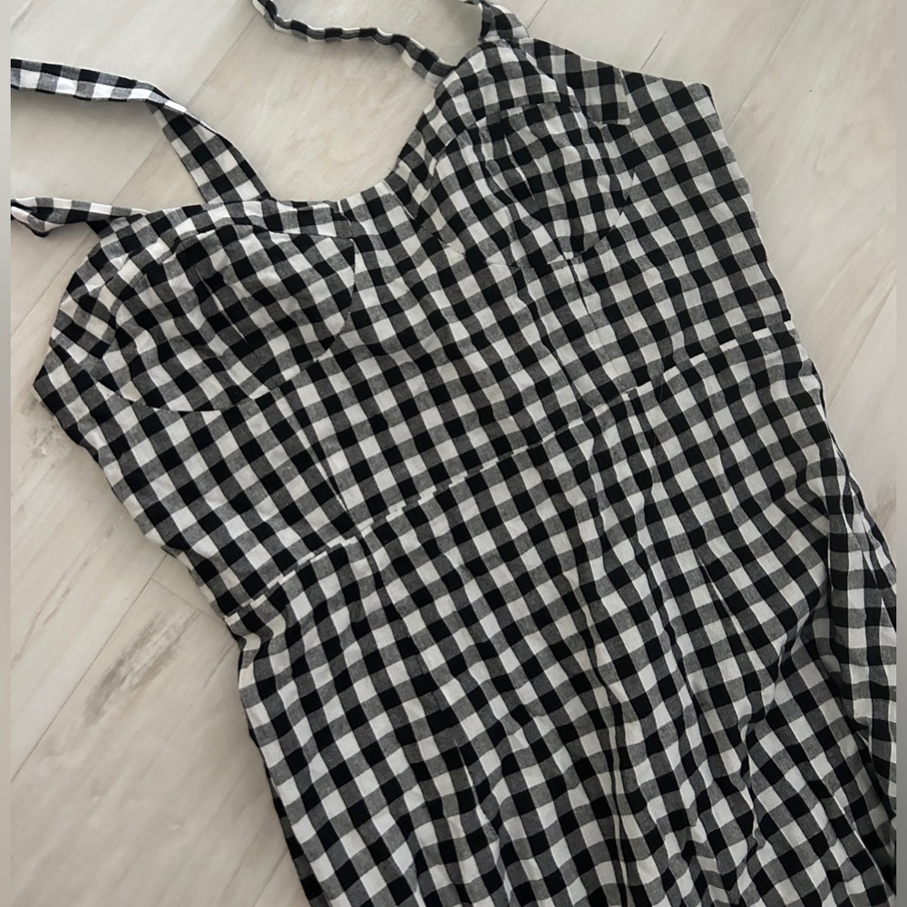 Rihoas the black sweetheart gingham dress.